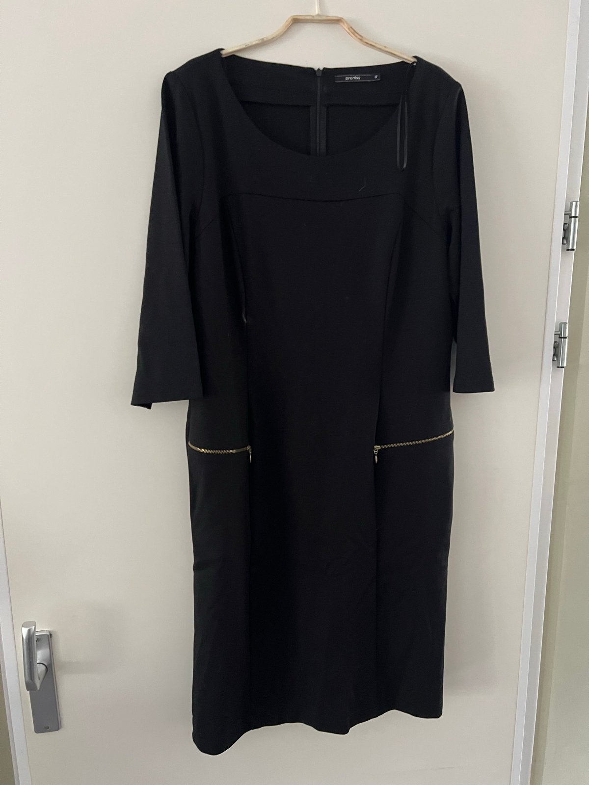Nette zwarte jurk met gouden ritsen - Promiss, Kleding | Dames, Zwart, Maat 46/48 (XL) of groter, Ophalen of Verzenden, Zo goed als nieuw