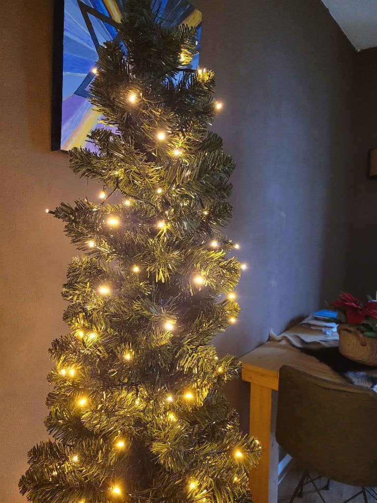Kunstkerstboom smal model 180 cm hoog en 50 cm breed, Diversen, Kerst, Ophalen of Verzenden, Zo goed als nieuw