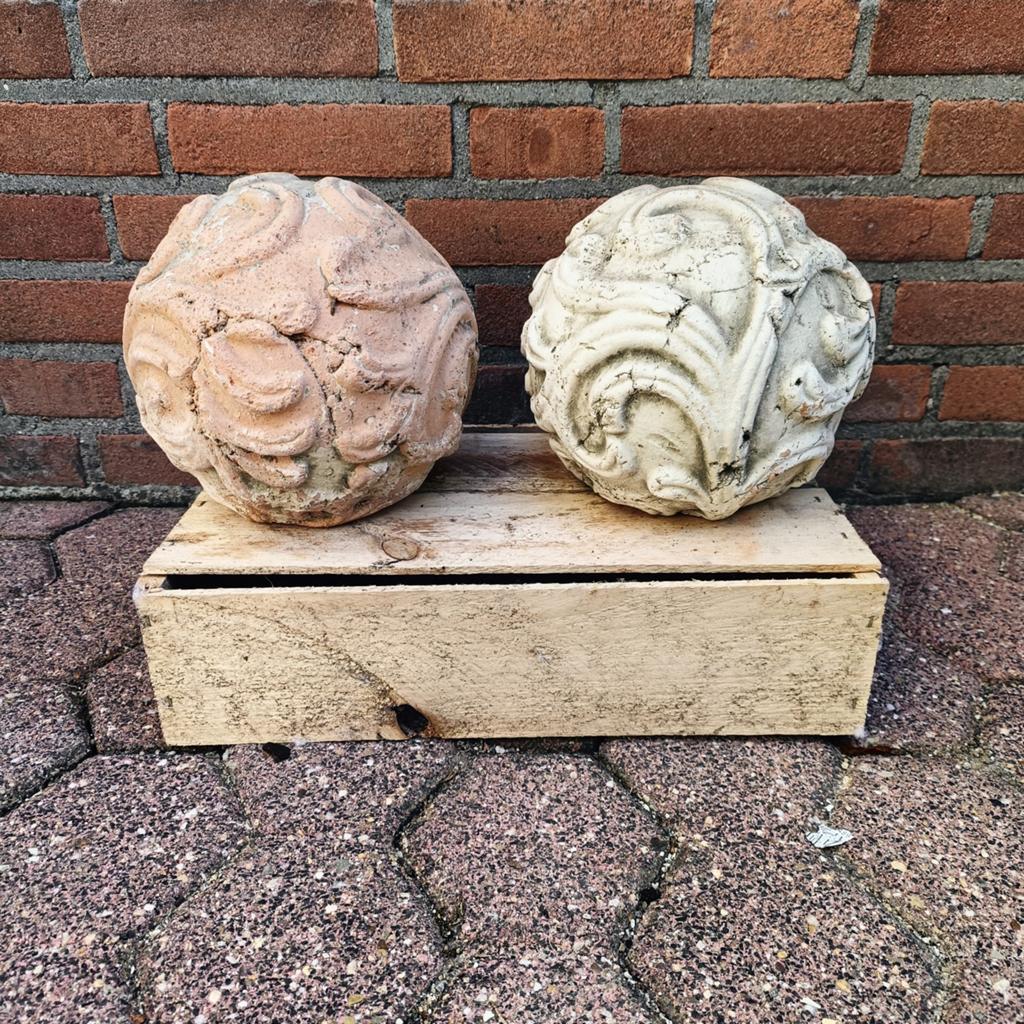 2 prachtige terracotta bollen D20cm. Samen €15,-, Tuin en Terras, Tuinbeelden, Ophalen, Overige typen