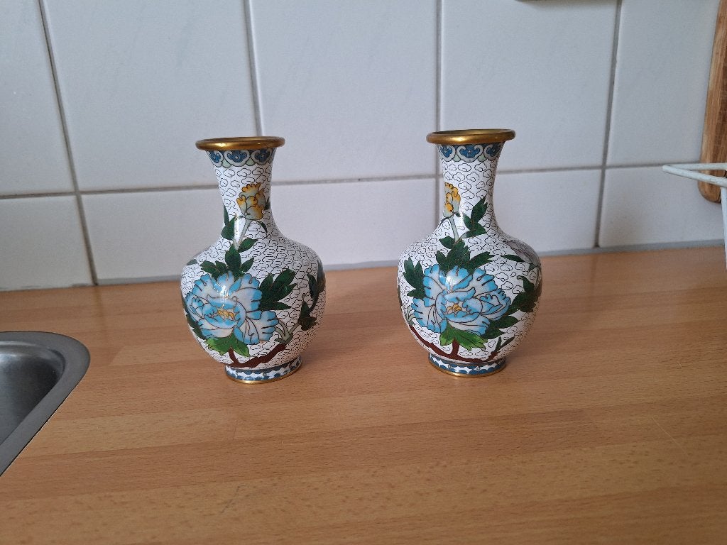 Set van 2 Cloisonné vazen met bloemmotief, Huis en Inrichting, Woonaccessoires | Vazen, 12 cm, Ophalen of Verzenden, Zo goed als nieuw
