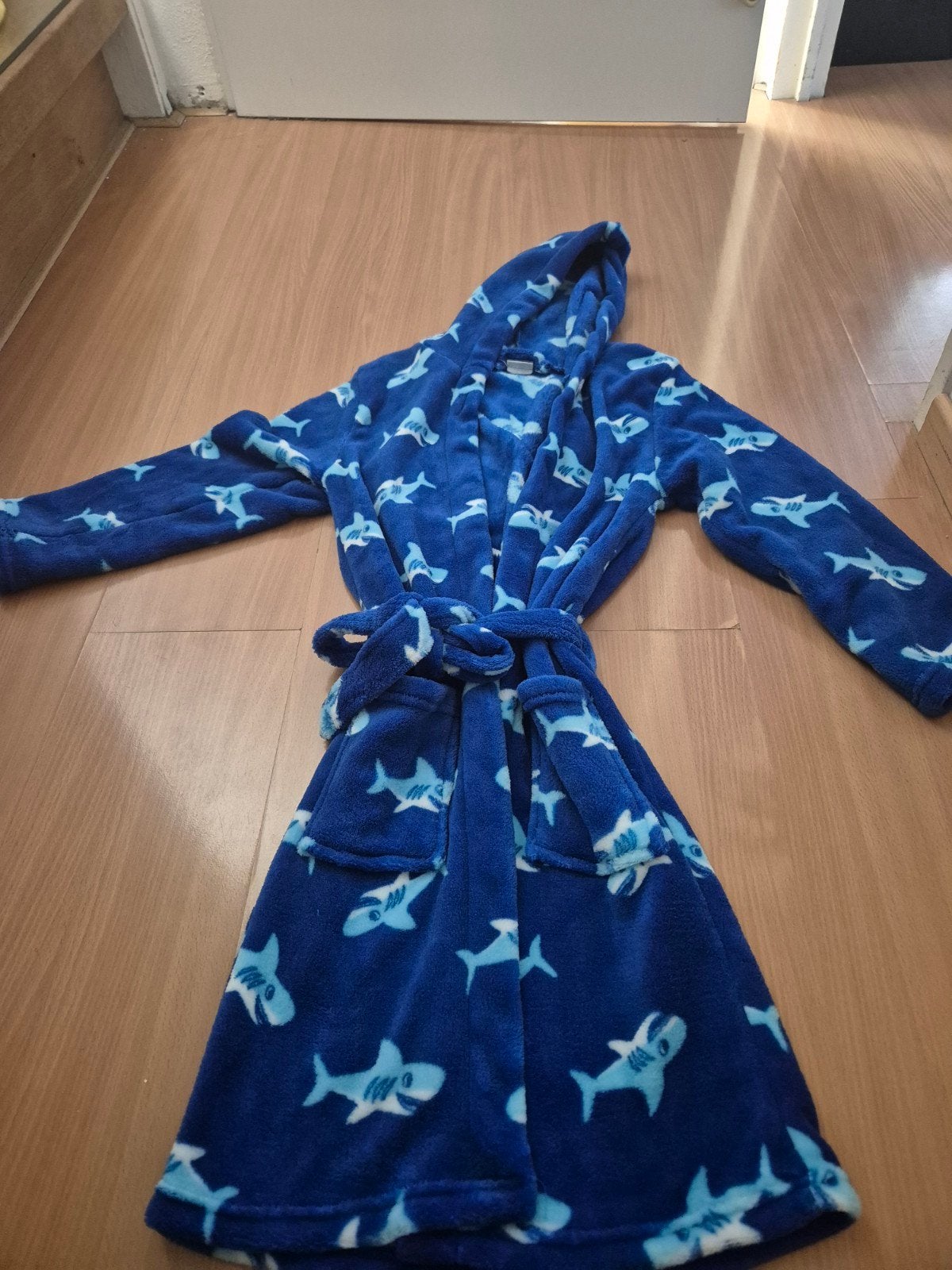 Blauwe kinderbadjas met haaienprint, Kinderen en Baby's, Ophalen of Verzenden, Gebruikt, Onbekend, Jongen