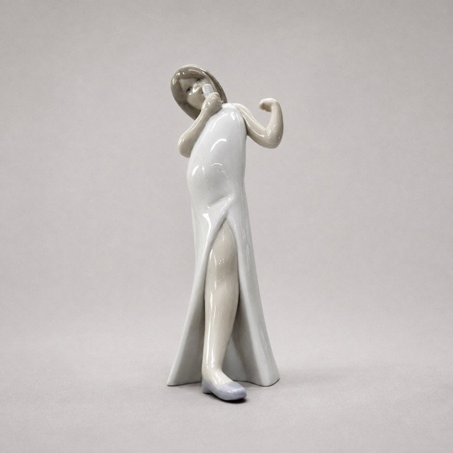 Lladró 4612 Girl Singer – Nina Ye-Ye – Juan Huerta – Retired, Ophalen of Verzenden