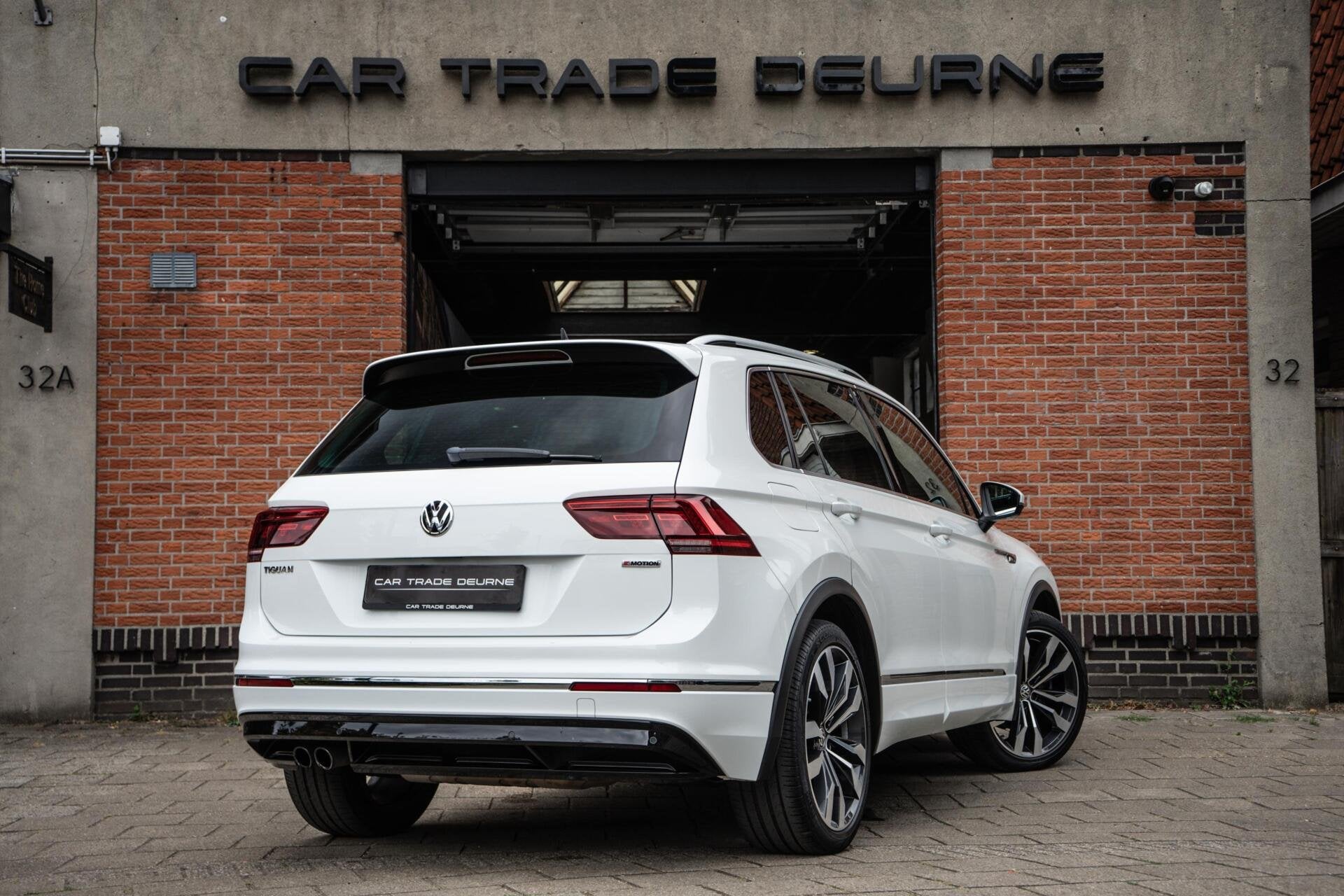Volkswagen Tiguan 2.0 TSI 4Motion R-Line Pano / 360 / Trekha, Gebruikt, Zwart, 1984 cc, 2500 kg