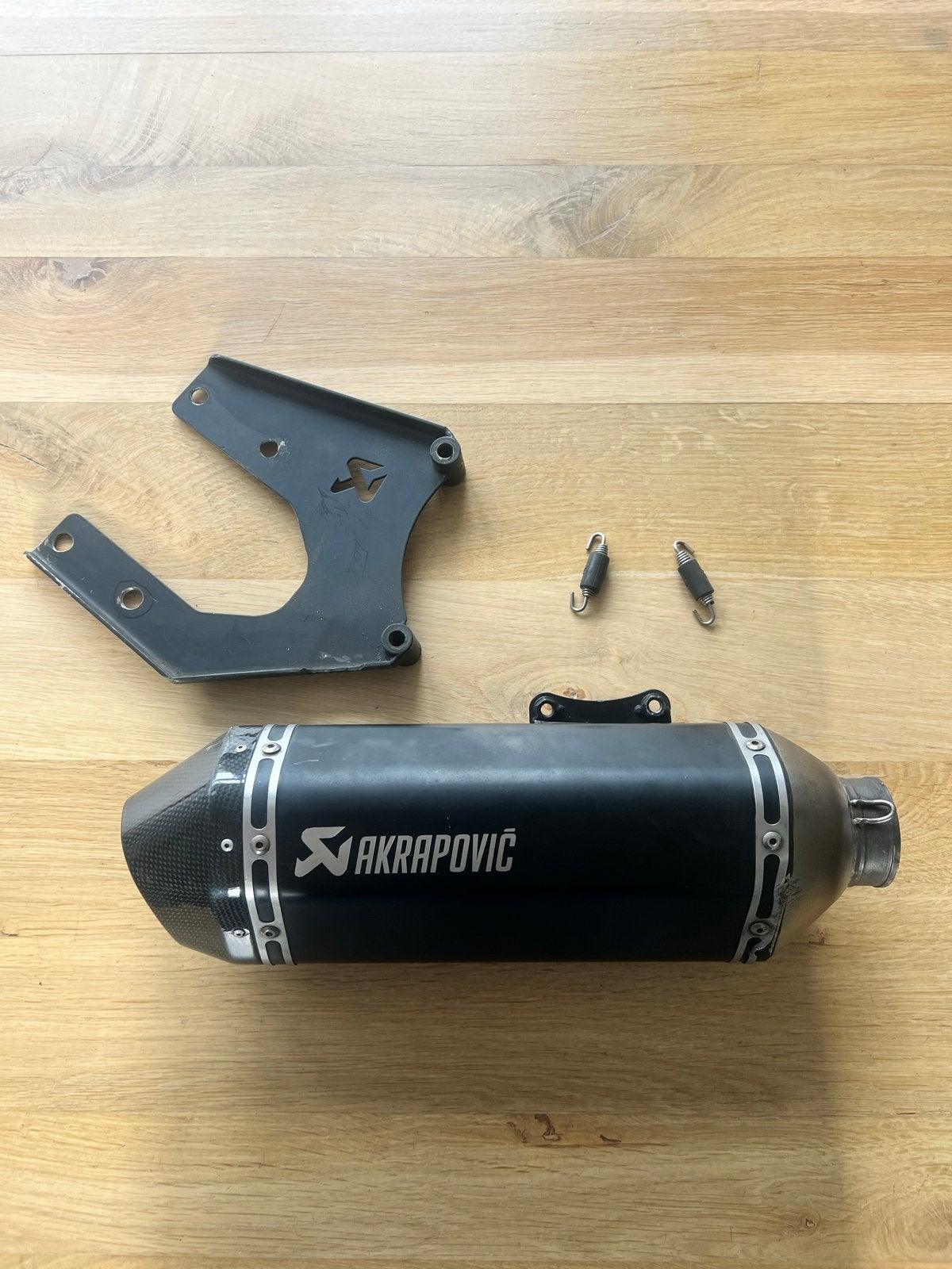 Akrapovic uitlaat met ophanging voor Vespa Sprint