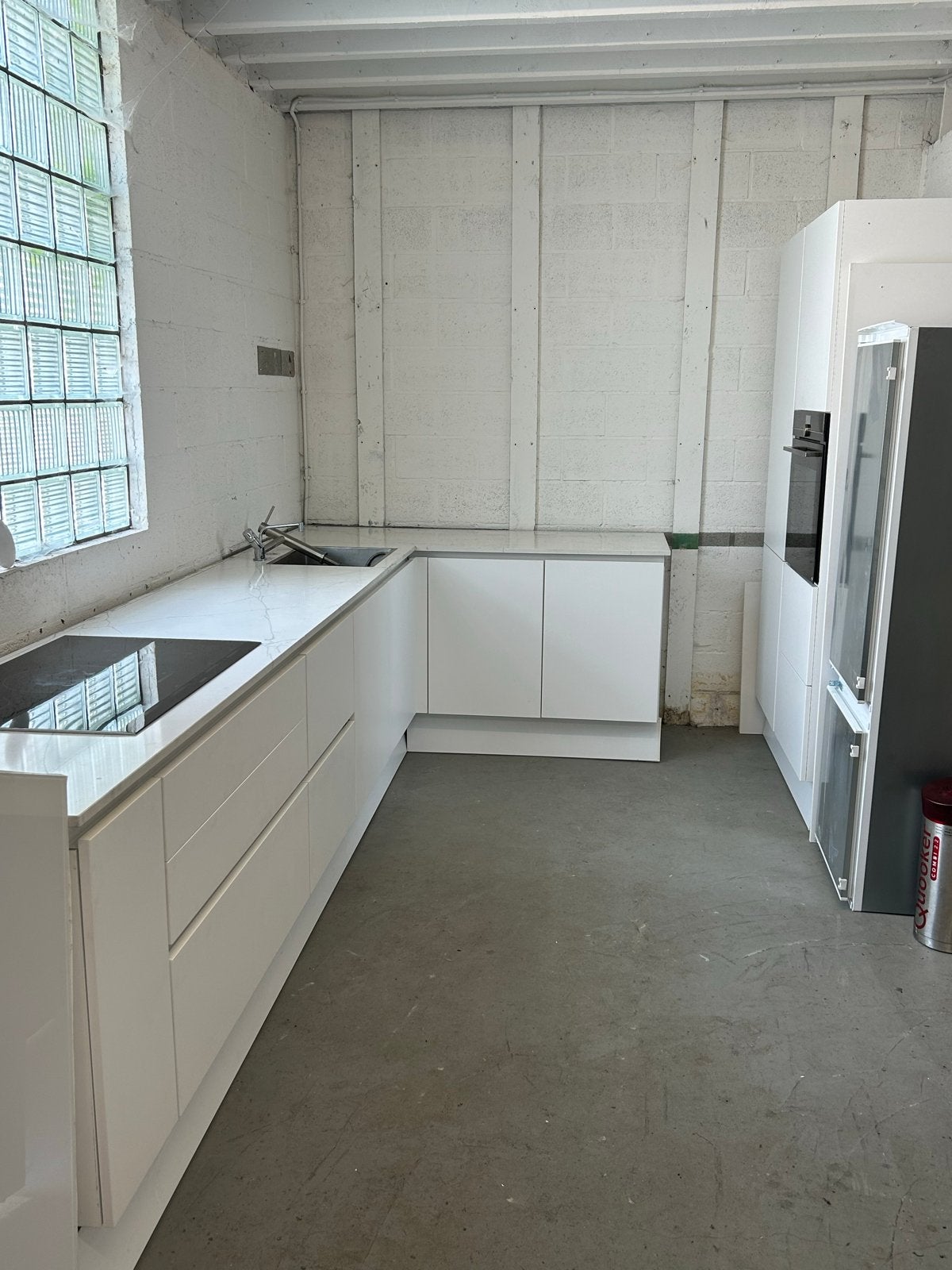 Moderne witte hoekkeuken met Siemens apparatuur, Ophalen, Wit, Hoekkeuken, Zo goed als nieuw