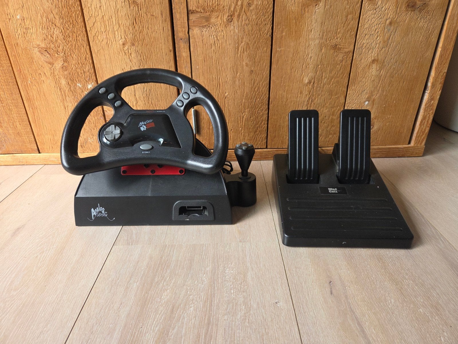 Nintendo 64 N64 Stuurwiel met Pedalen - Mad Catz, Spelcomputers en Games, Ophalen of Verzenden, Gebruikt, Nintendo 64, Stuurtje of Sportattribuut