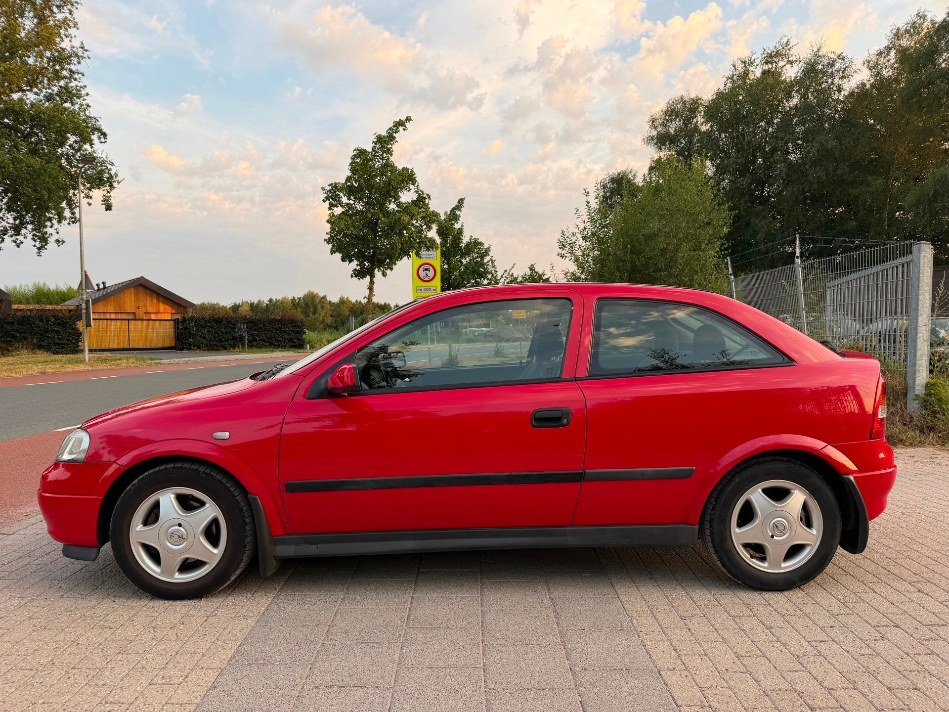 Opel Astra 2.2-16V Comfort Automaat Airco, Gebruikt, 4 cilinders, 610 kg, Origineel Nederlands