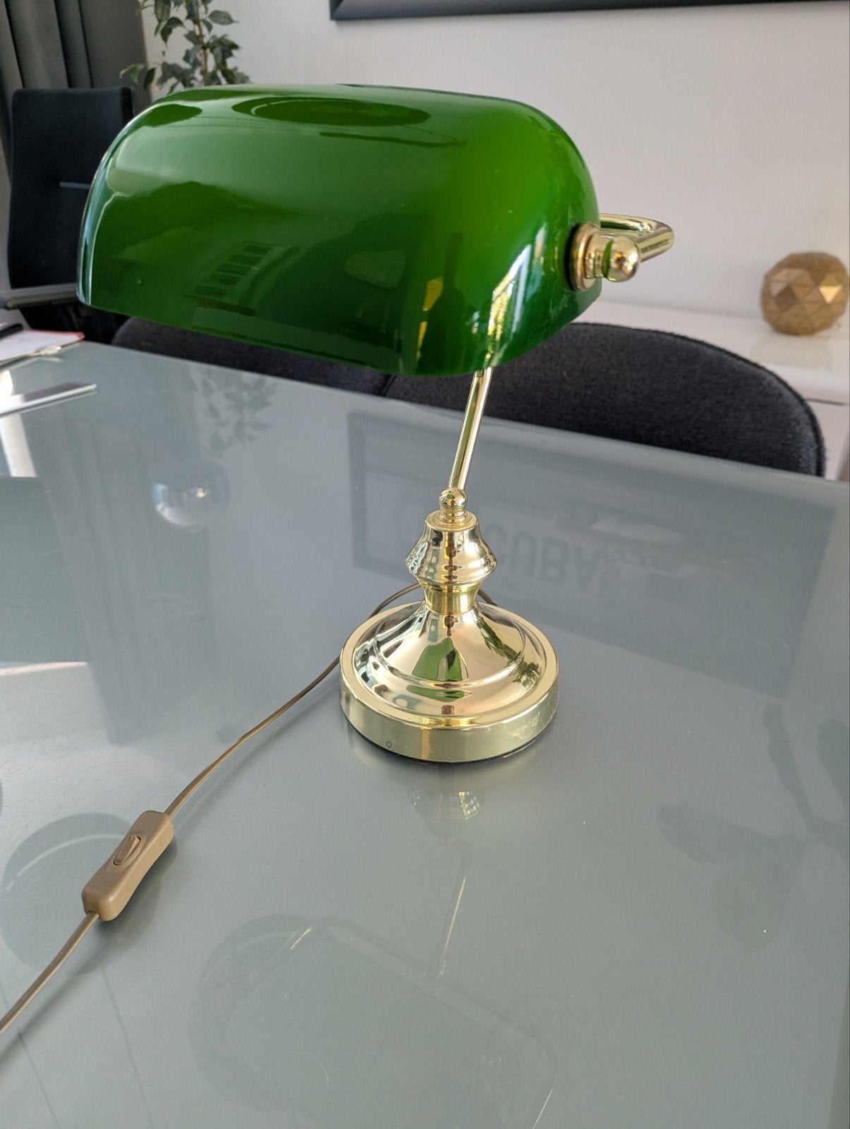 Klassieke Bankierslamp Groen met Messing Voet, Antiek en Kunst, Antiek | Lampen, Ophalen of Verzenden