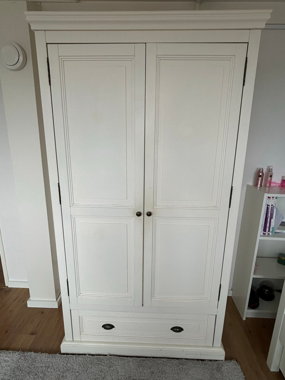 Klassieke witte houten kledingkast met lade en deuren, Ophalen, Gebruikt, 100 tot 150 cm, Met lade(s)