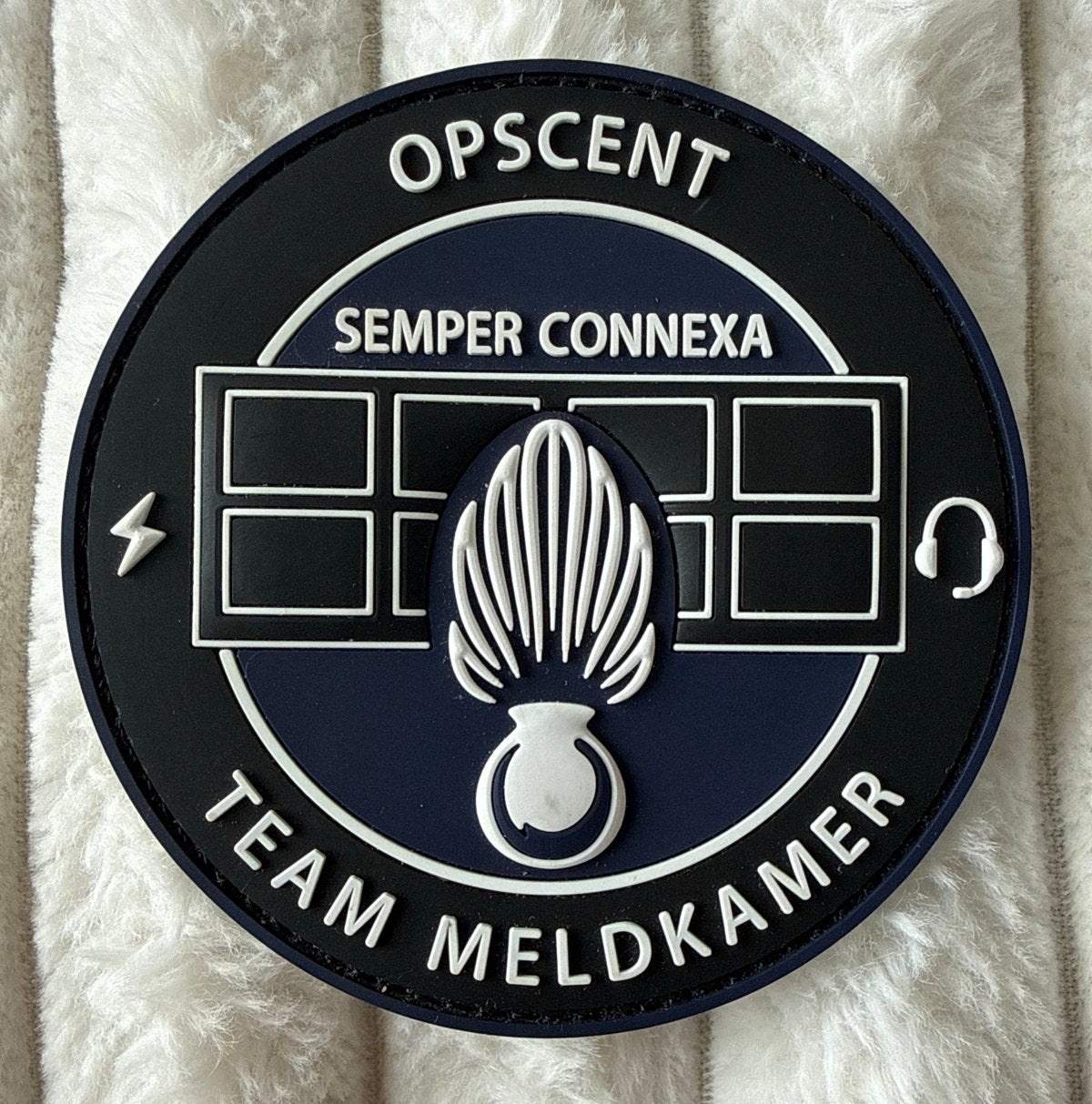 Opscent Semper Connexa Team Meldkamer KMar Patch, Verzamelen, Nieuw, Ophalen of Verzenden, Speldje of Pin, Nvt