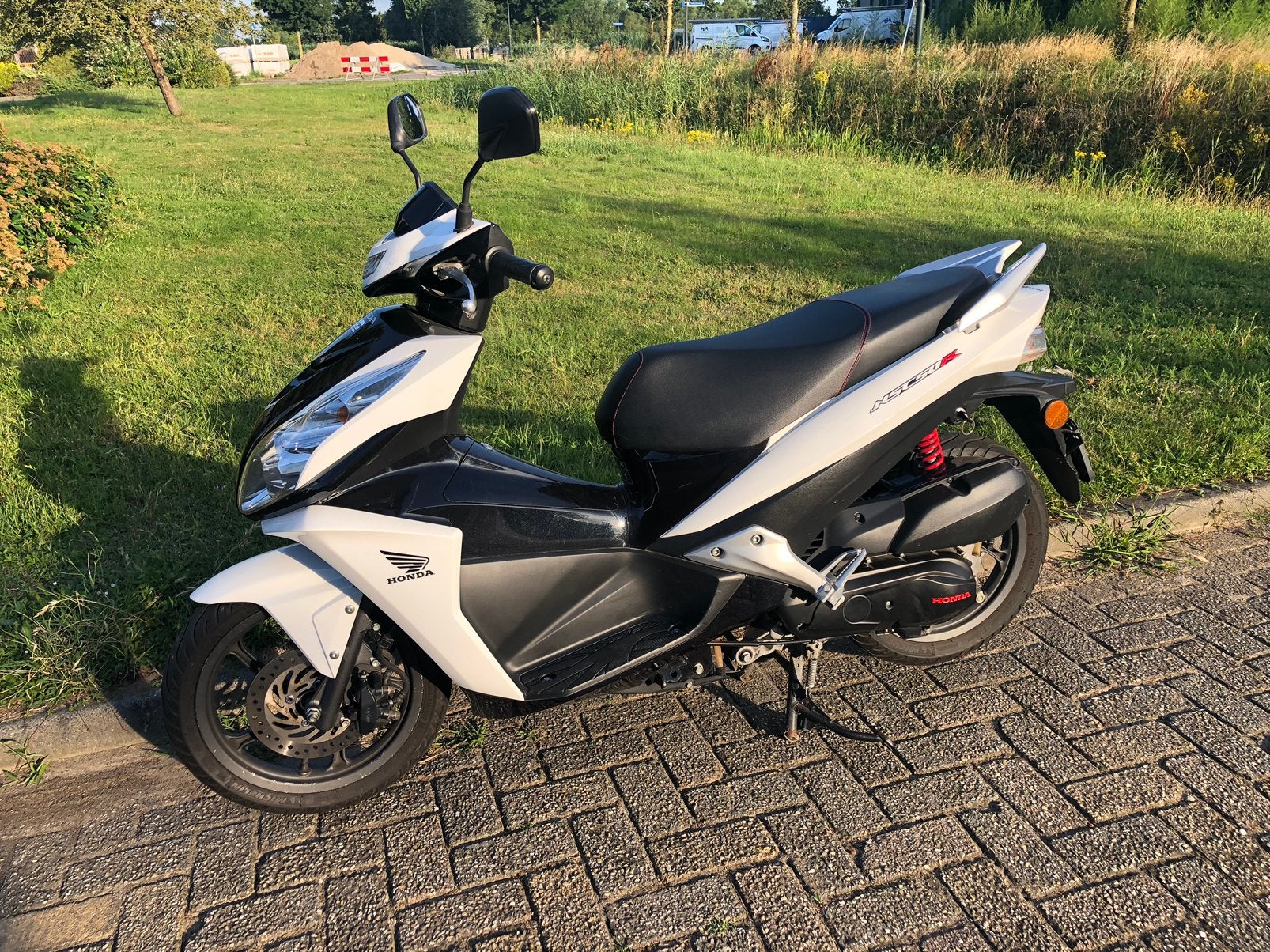 Honda NSC50r  black/pearl white, Ophalen, Zo goed als nieuw, Elektrisch