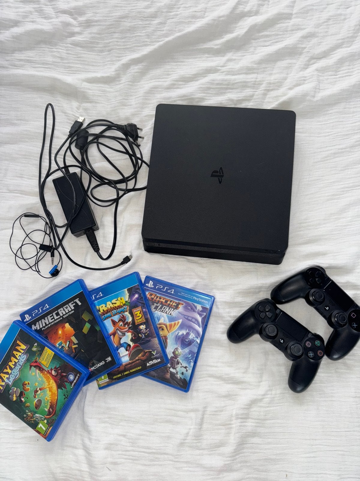 PlayStation 4 met 2 controllers, 4 spellen en alle kabbels, Spelcomputers en Games, Spelcomputers | Sony PlayStation 4, Verzenden