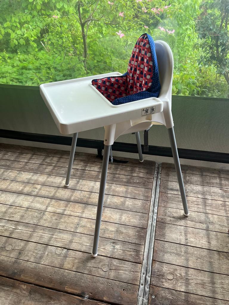 Ikea tafelstoel met blad en stoelverkleiner, Kinderen en Baby's, Kinderstoelen, Ophalen, Zo goed als nieuw, Overige typen, Afneembaar eetblad