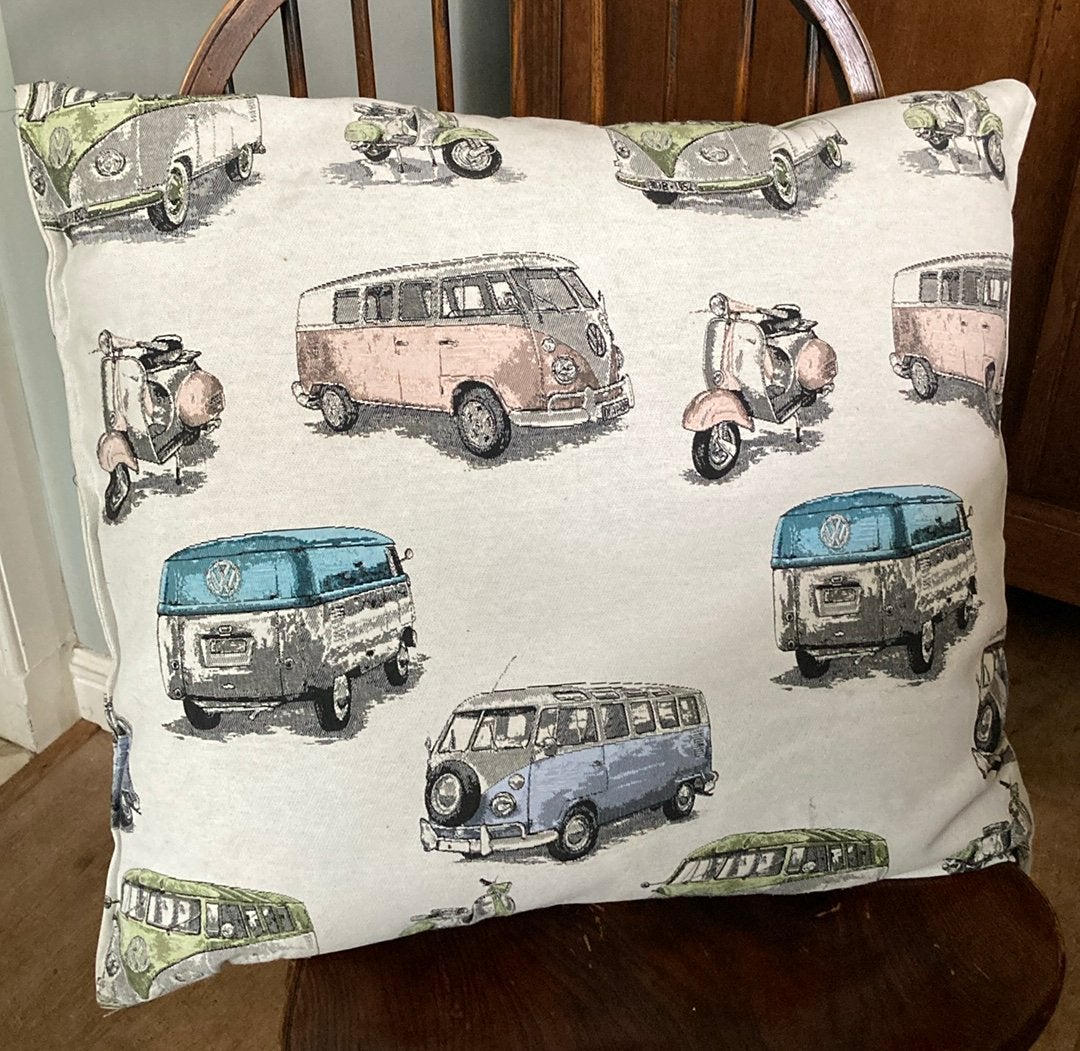 Leuk woon kussen 50x60cm met VW busjes en Vespa scooters, Ophalen of Verzenden, Zo goed als nieuw, Vierkant
