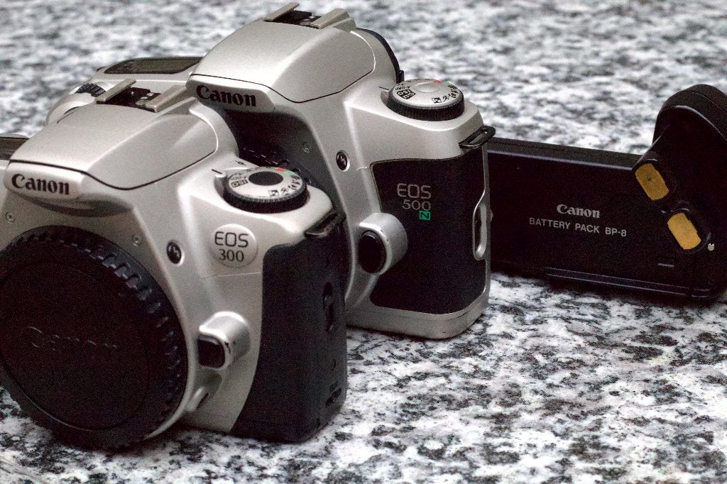 Canon EOS 500N + BP-8 Battery Pack + EOS 300, Audio, Tv en Foto, Fotocamera's Analoog, Ophalen of Verzenden, Gebruikt, Spiegelreflex
