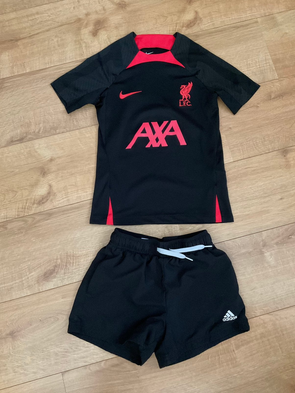 Nike shirt Liverpool + Adidas sportbroek maat 134, Maat XS of kleiner, Ophalen of Verzenden, Gebruikt, Shirt