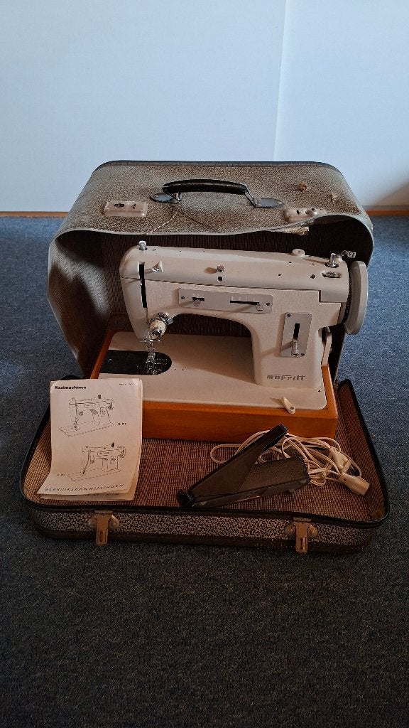 Merritt retro naaimachine met voetpedaal, Hobby en Vrije tijd, Naaimachines en Toebehoren, Ophalen, Gebruikt, Naaimachine, Overige merken