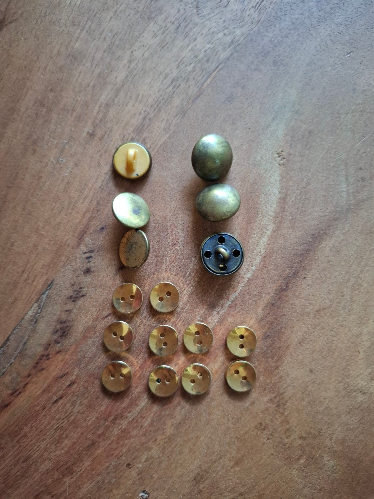 Set Vintage Knopen: 10x Goud & 6x Brons/Messing (match set), Verzenden, Gebruikt, Knoop of Knopen
