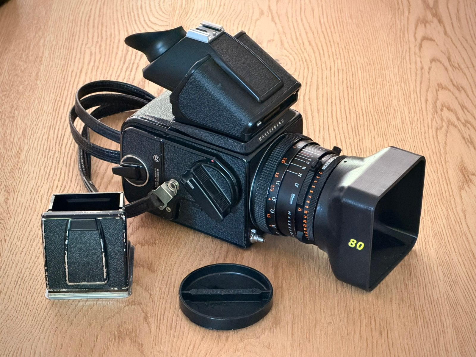 Hasselblad 500CM (Geserviced), Carl Zeiss 80mm 2.8 en PME-5, Ophalen of Verzenden, Gebruikt, Spiegelreflex, Overige Merken