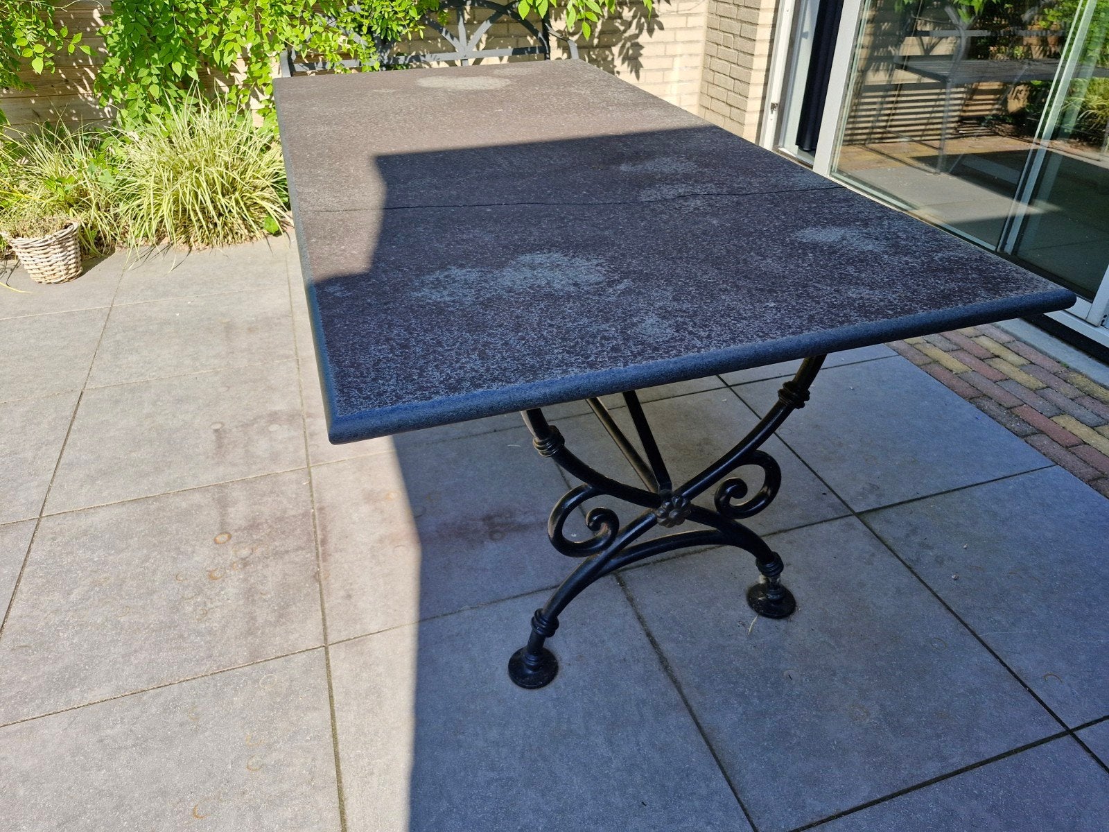 Vintage metalen tuintafel met natuursteen blad, Ophalen, Overige materialen, Gebruikt, Eettafel