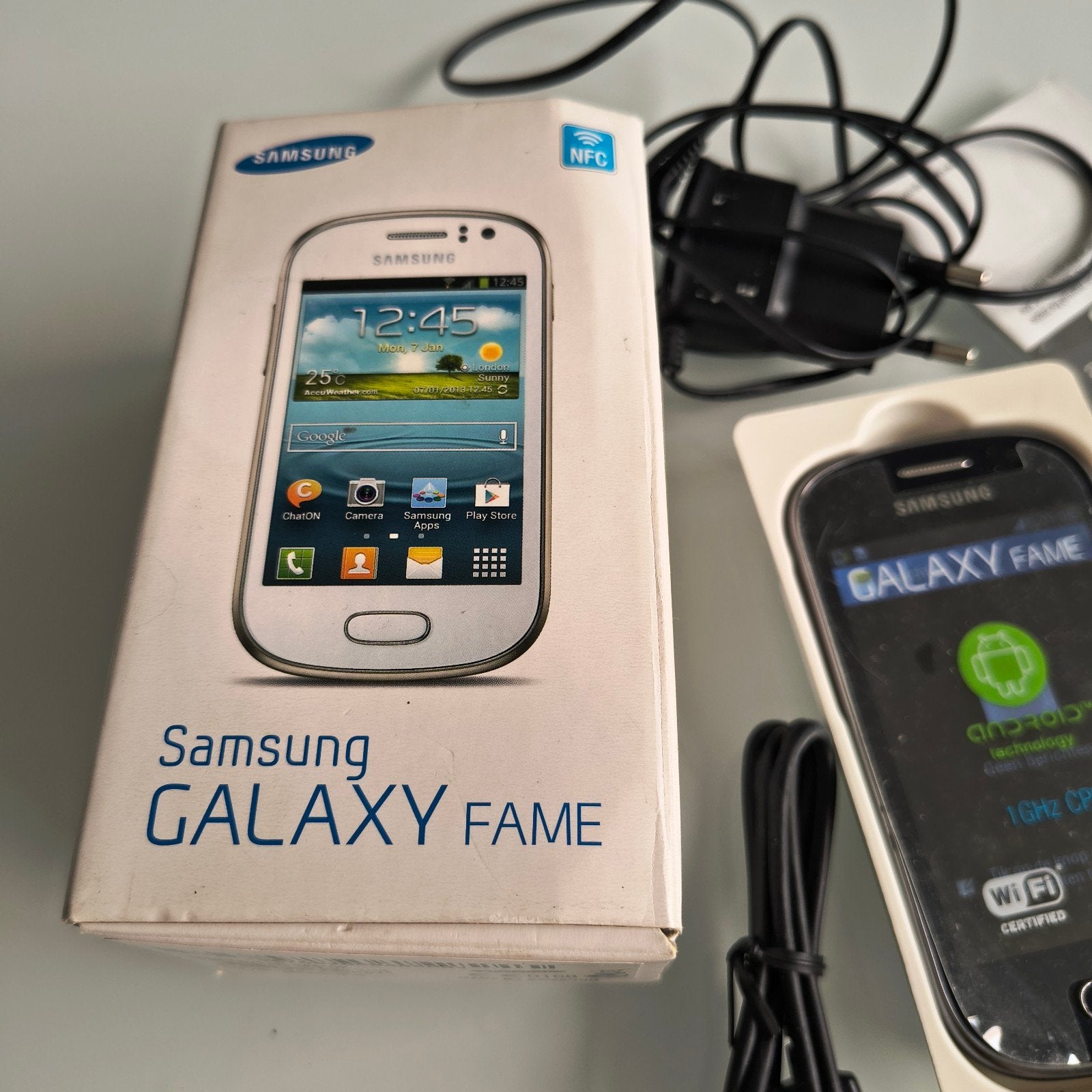 Samsung Galaxy Fame GT-S6810 met hoesje en lader, Telecommunicatie, Mobiele telefoons | Samsung, Gebruikt, Overige modellen, Zwart