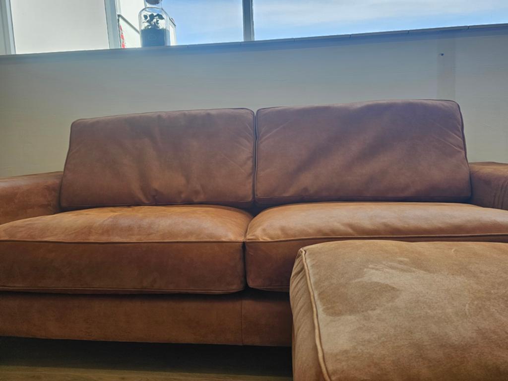 2zits Cognac bank met hocker, 125 cm of meer, 125 cm of meer, Zo goed als nieuw, Info@homefriesland.nl