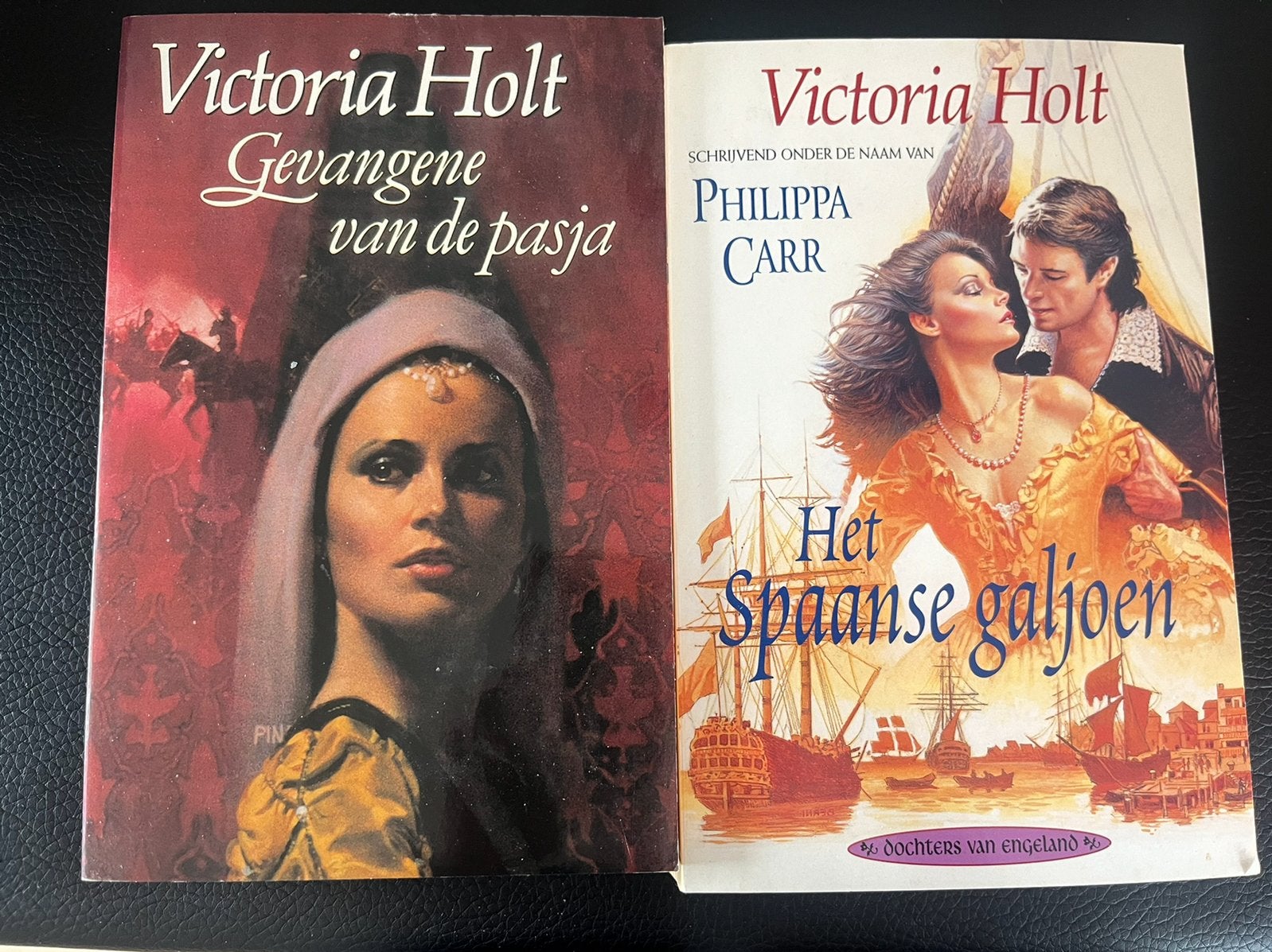 Victoria Holt - Gevangene van de pasja + het spaanse galjoen, Ophalen of Verzenden, Zo goed als nieuw, Victoria Holt