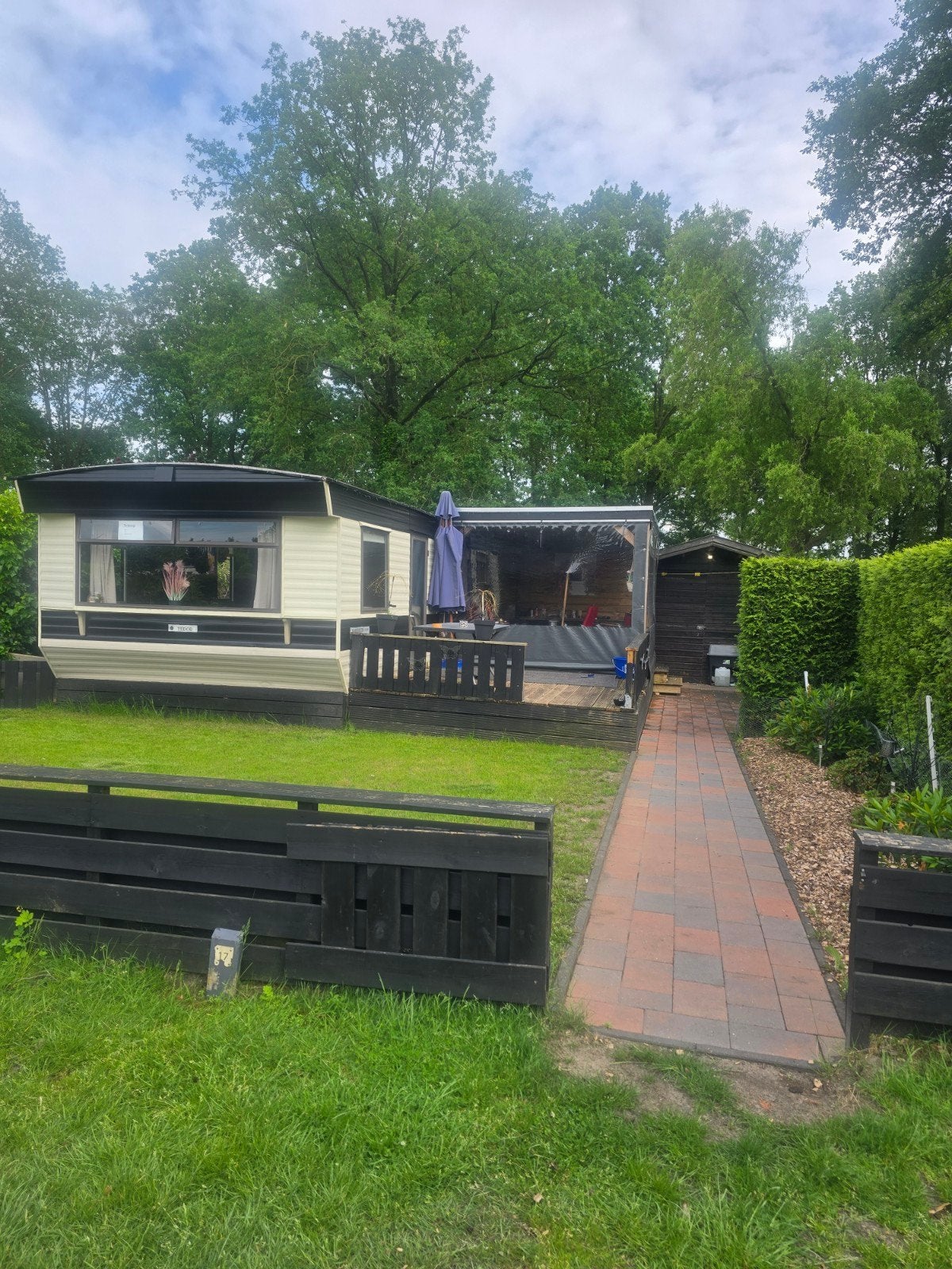 Te koop! Mooie stacaravan 3 slpk. met veranda en tuin