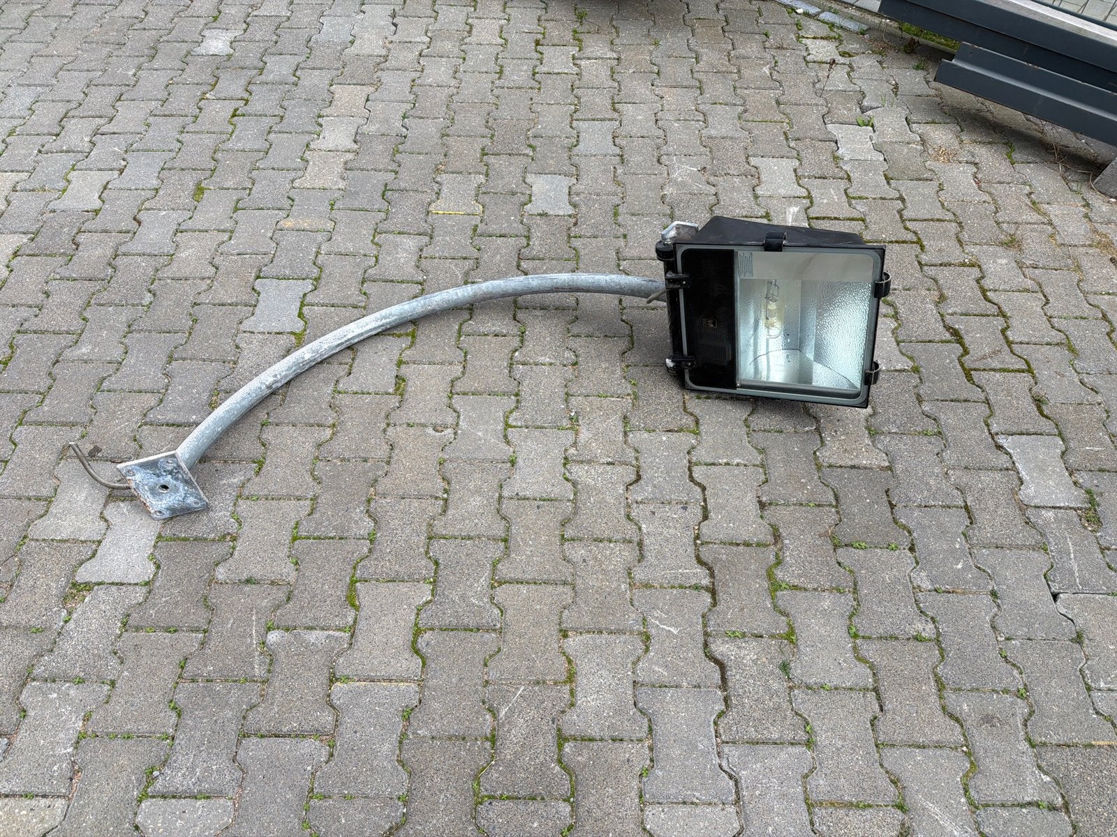 Gebruikte buitenlamp met arm - ideaal voor terreinverlichtin, Ophalen, Gebruikt, Minder dan 50 watt, Wandlamp