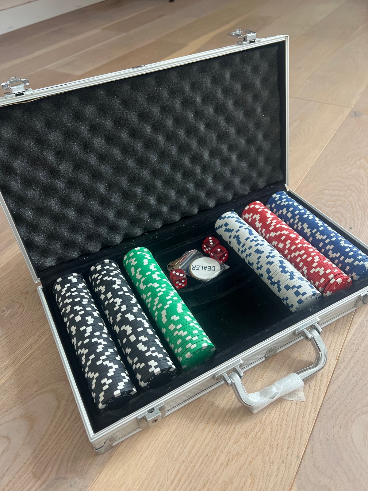 Pokerset in aluminium koffer met 200 fiches en dobbelstenen, Drie of vier spelers, Ophalen of Verzenden, Gebruikt, Reisspel