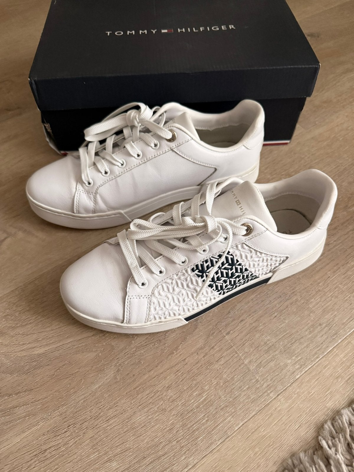 Witte Tommy Hilfiger sneakers maat 40, Kleding | Dames, Wit, Ophalen of Verzenden, Sneakers of Gympen, Zo goed als nieuw