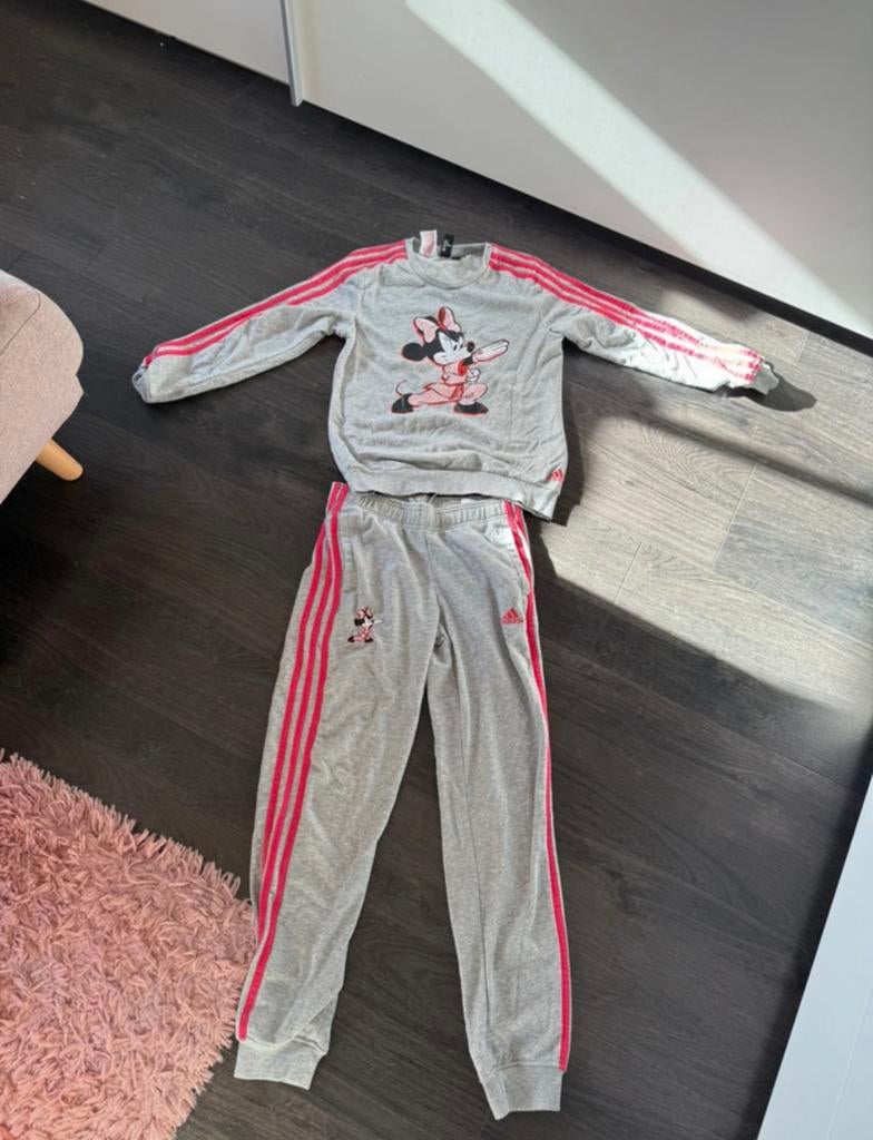 Adidas Disney trainingspak maat 11-12 (152), Verzenden, Zo goed als nieuw, Meisje, Setje