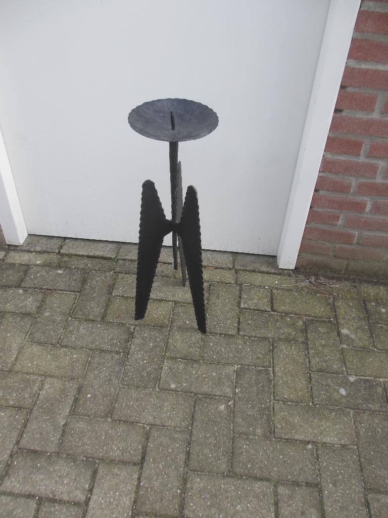 Vintage brutalist vloer kandelaar cast iron mid century '60, Huis en Inrichting, Woonaccessoires | Kandelaars en Kaarsen, Gebruikt