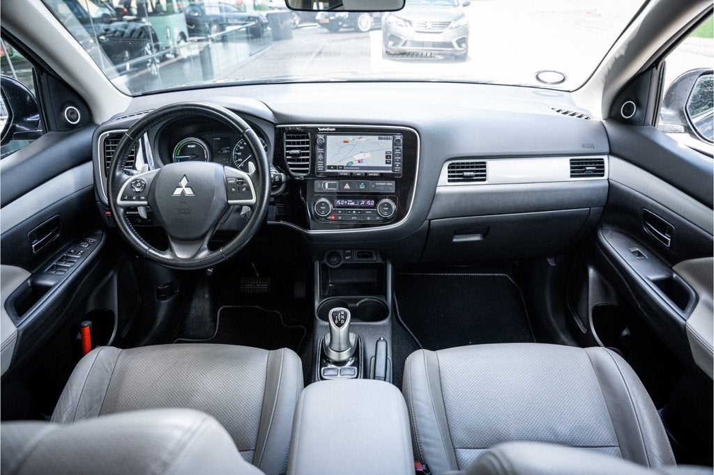 Mitsubishi Outlander 2.0 PHEV instyle * Schuifdak * Side-bar, Automaat, Beige, 4 cilinders, Zwart