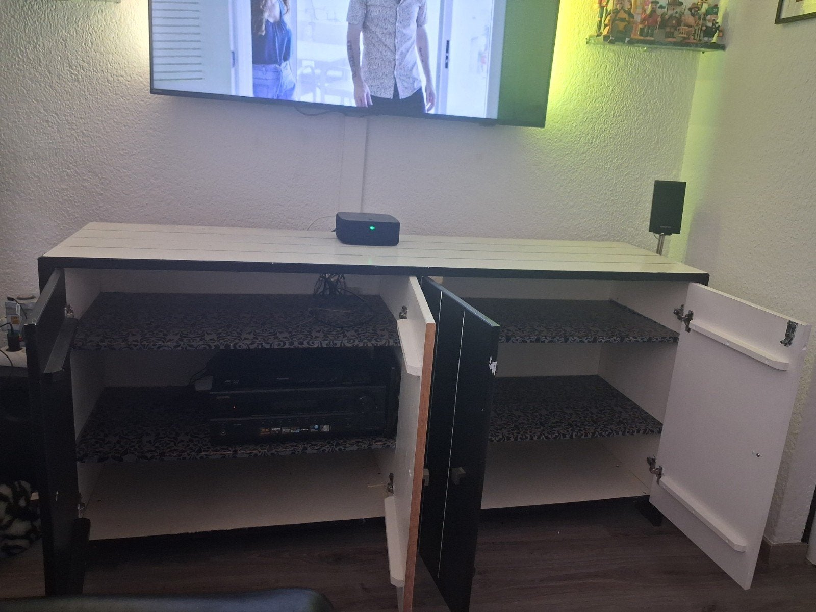 Stijlvol zwart-wit dressoir/tv-meubel, Ophalen, Modern, Speels, Zwart-wit, Gebruikt, 150 tot 200 cm