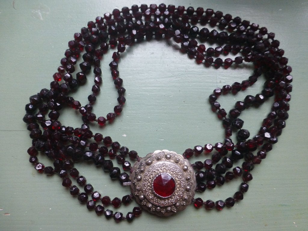 Antiek Streekdracht Collier 5rij Boerengranaat Zilveren Slot, Verzenden, Zilver, Ketting