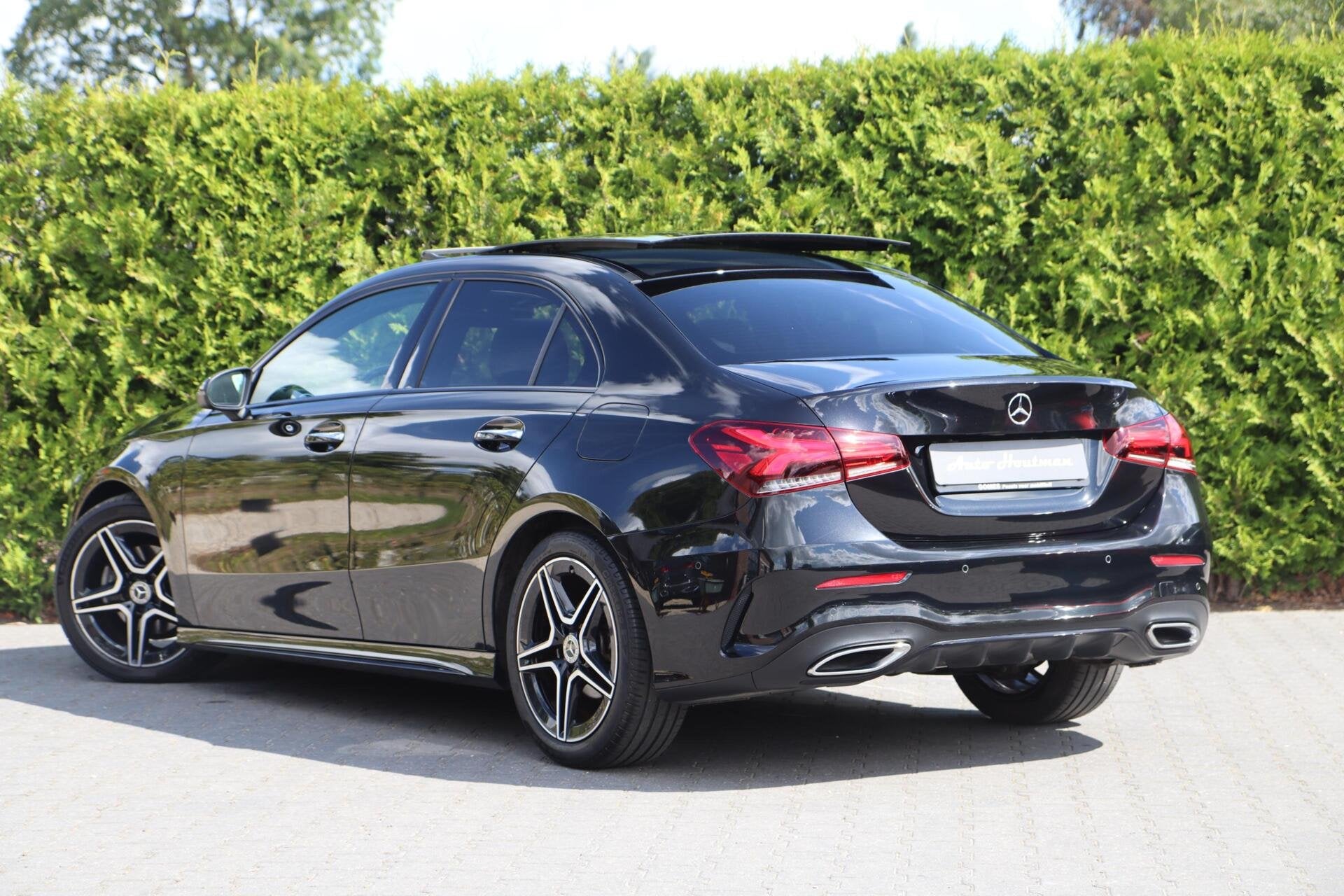 MERCEDES-BENZ A 180 SEDAN AMG LINE  | ACC  | PA, Auto's, Dealer onderhouden, Euro 6, 4 cilinders, Zwart