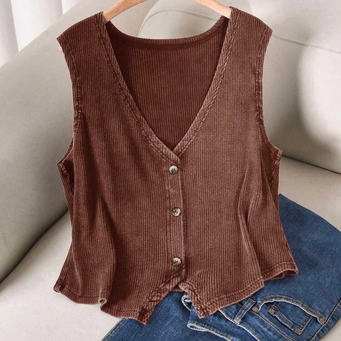 Bruin geribbelde mouwloze top met knopen (44-52), Verzenden, Nieuw, Bruin, Trui of Vest