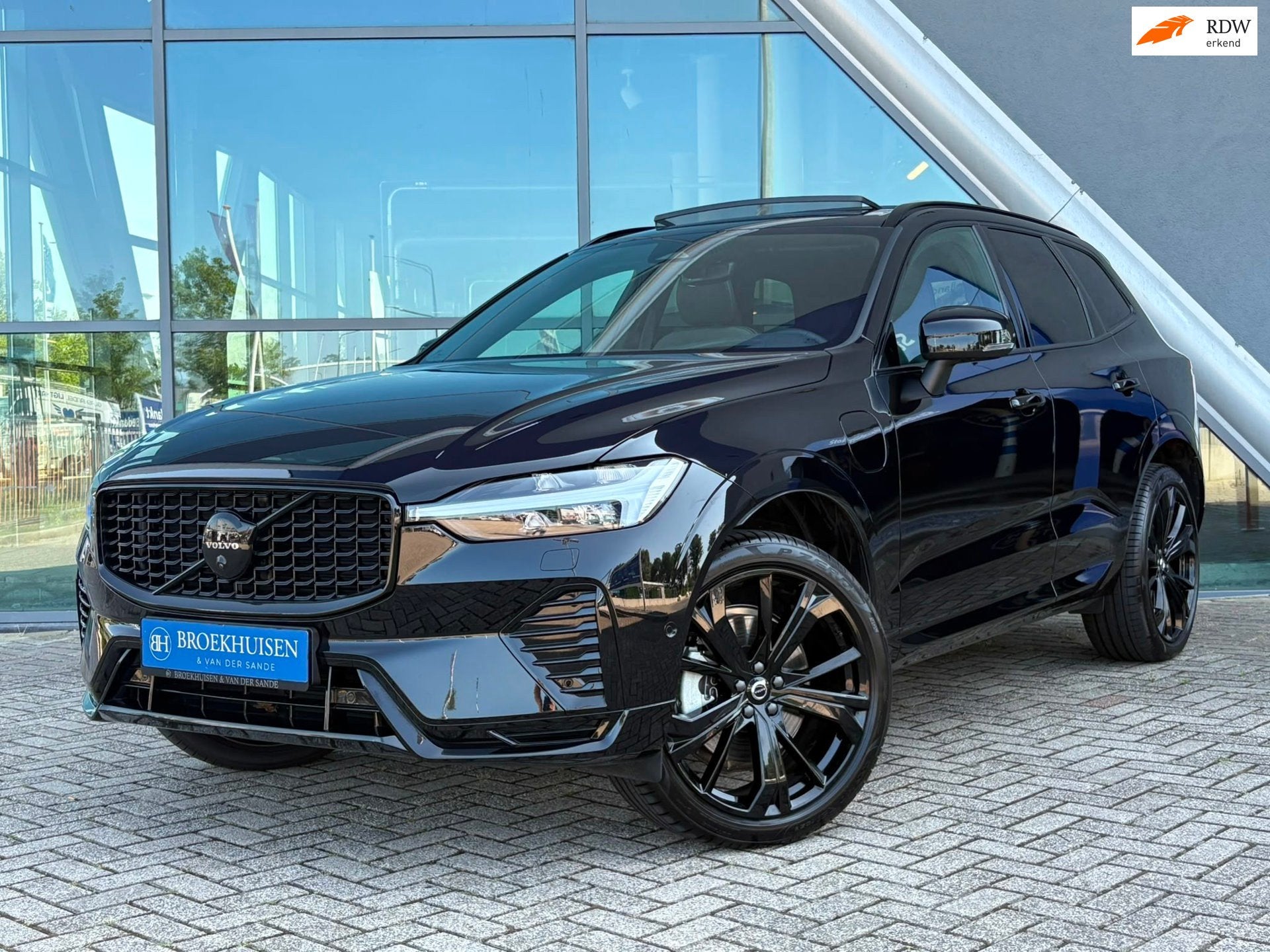 Volvo XC60 2.0 T8 Plug-in hybrid AWD Ultra Black Edition 455, Automaat, Adaptive Cruise Control, Gebruikt, Zwart