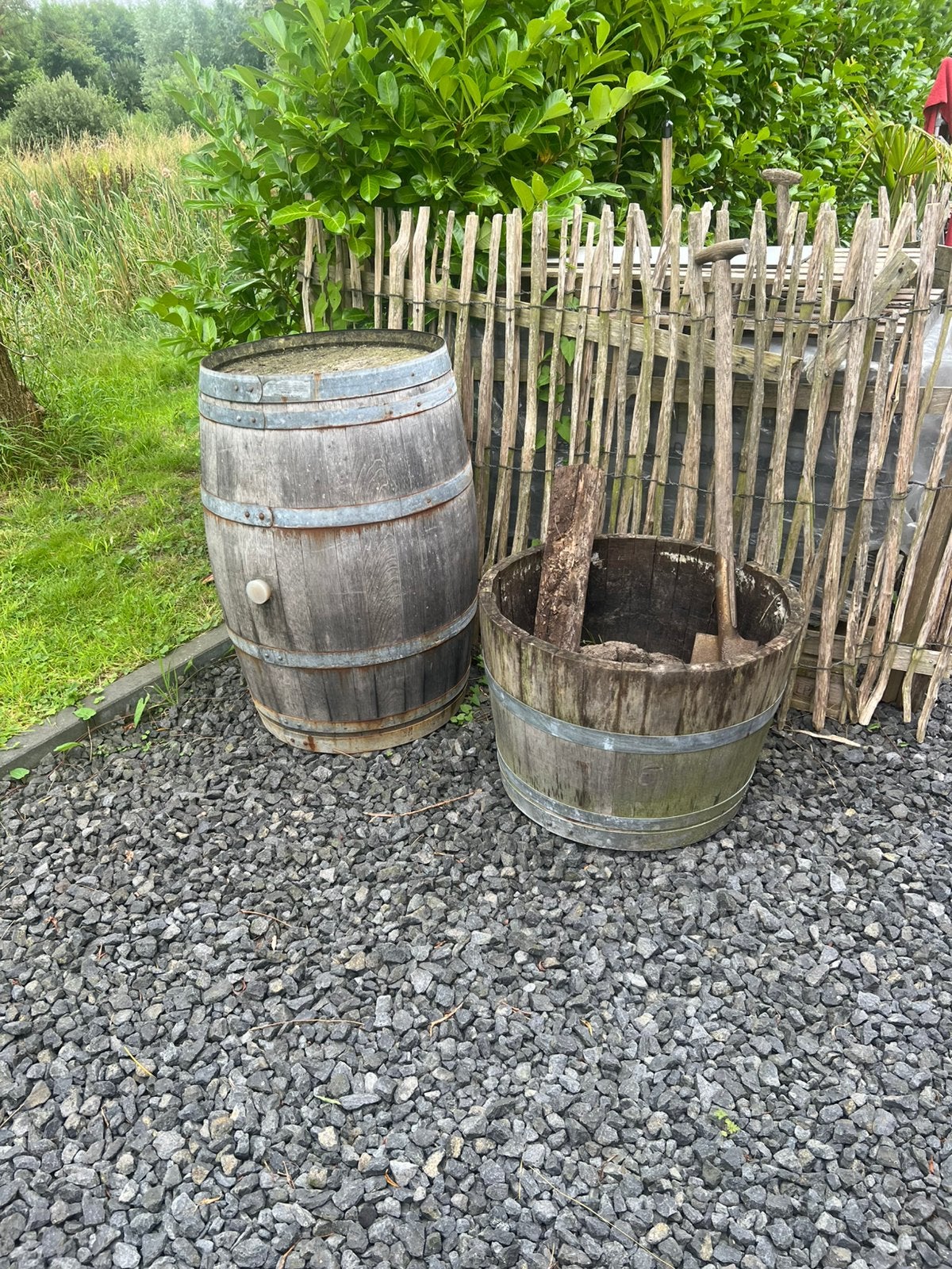 Regenton/wijnvat halve regenton / halve wijnvat, Tuin en Terras, Regentonnen, 150 liter of meer, Ophalen, Zo goed als nieuw, Hout