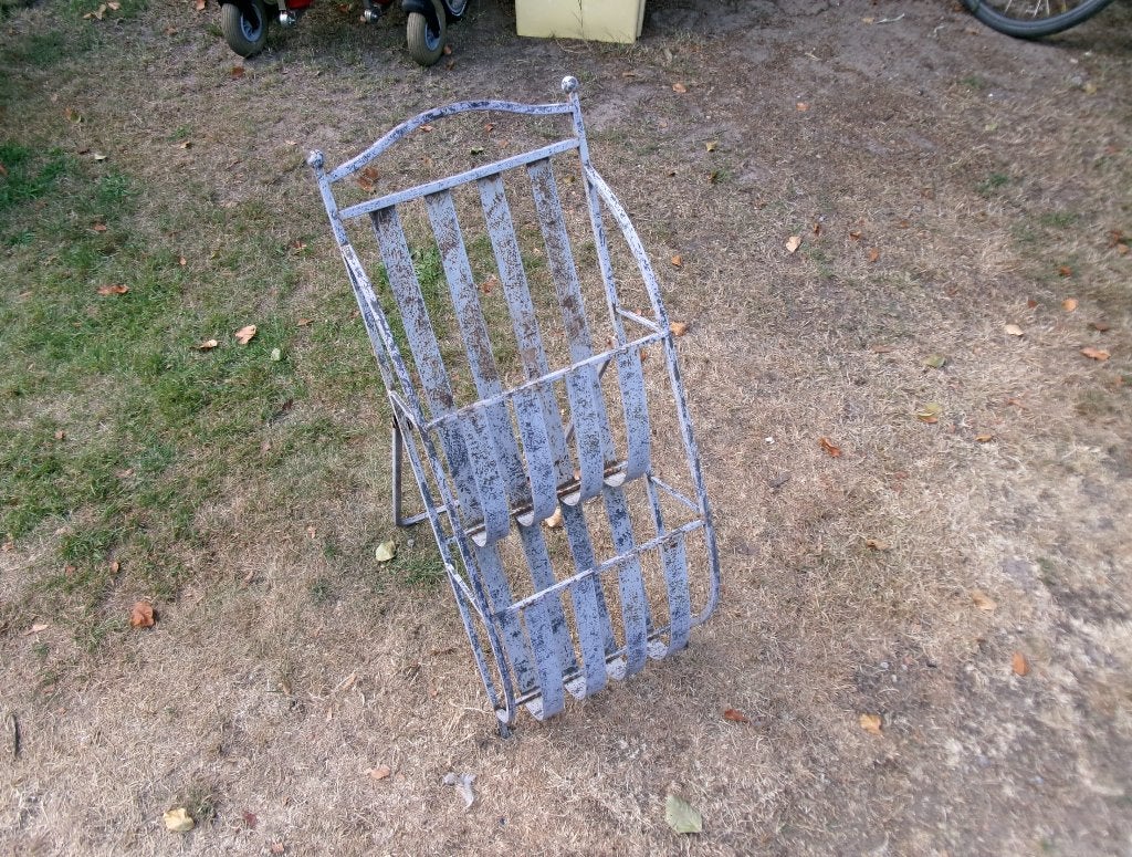 Te koop staande metalen lectuur/krantenbak, Ophalen, Metaal, Lectuurbak, Inklapbaar