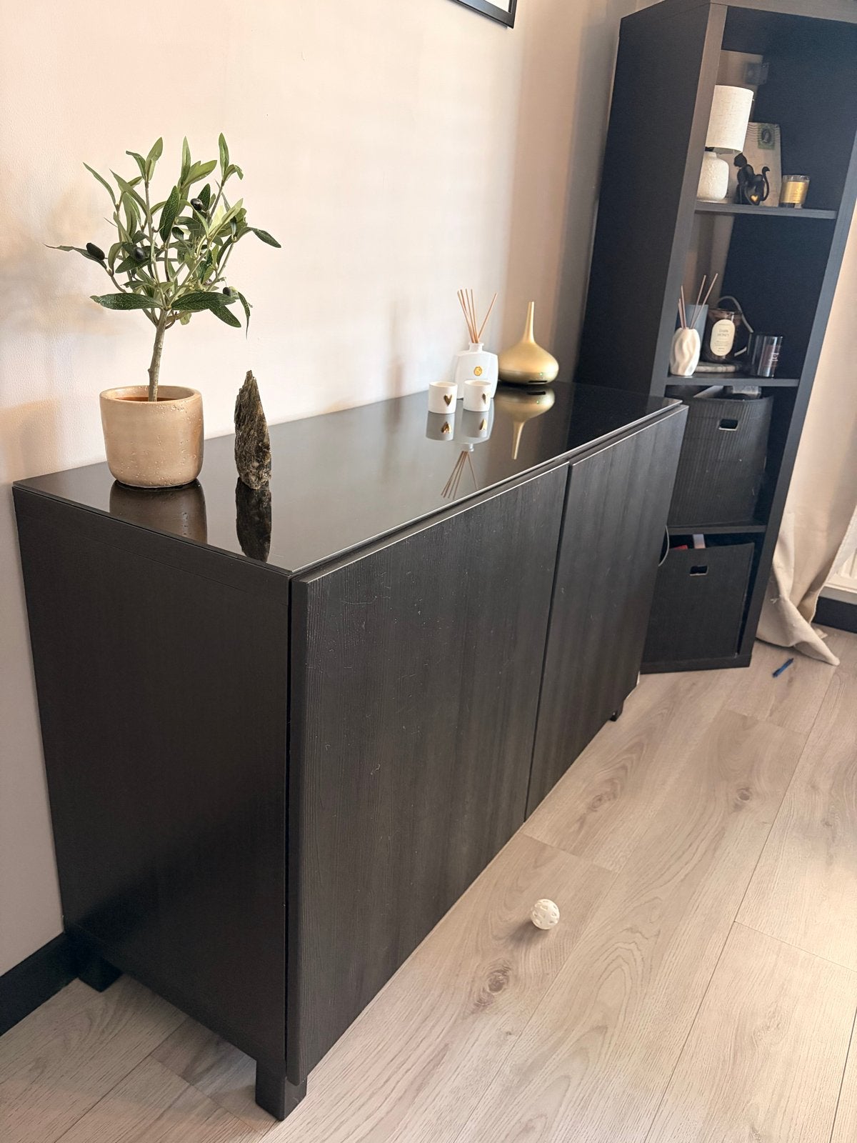 Stijlvol zwart dressoir met glanzend blad, 100 tot 150 cm, Ophalen of Verzenden, Zo goed als nieuw, 25 tot 50 cm