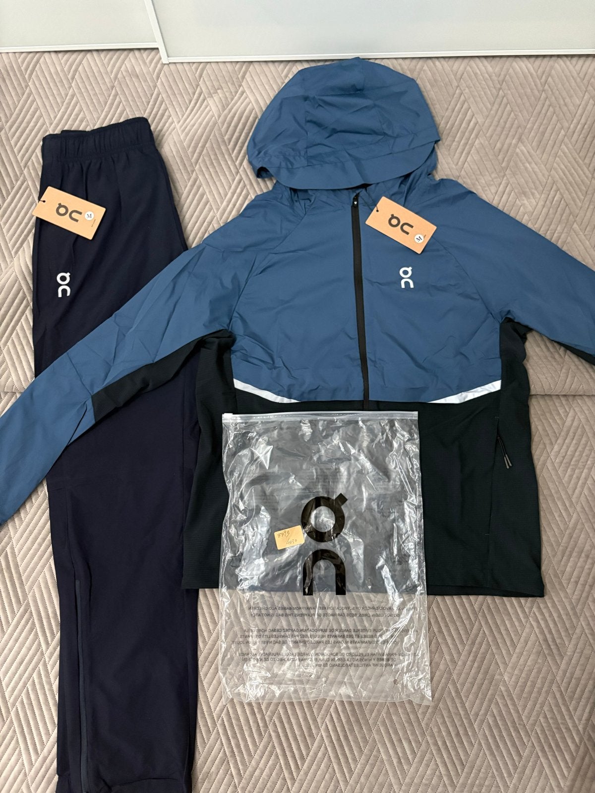 On Cloud Trainingspak Maat M, Sport en Fitness, Loopsport en Atletiek, Overige merken, Nieuw, Ophalen of Verzenden, Kleding