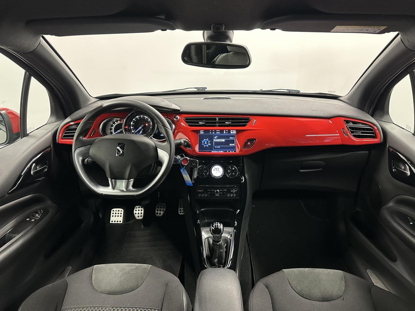 Citroen DS3 1.2 PureTech So Red|NAP|Navi|Camera|Trekhaak|, Stof, Met garantie (alle), Zwart, Origineel Nederlands