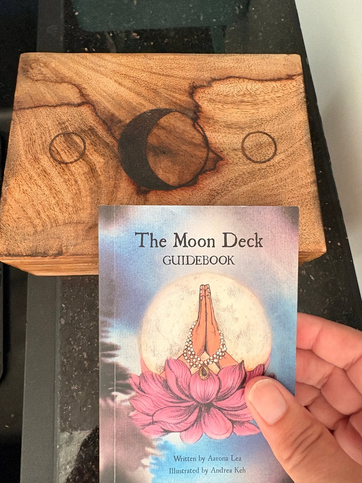 The Moon Deck Guidebook met kaarten en houten doos, Boeken, Ophalen of Verzenden, Zo goed als nieuw, Tarot of Kaarten leggen, Instructieboek
