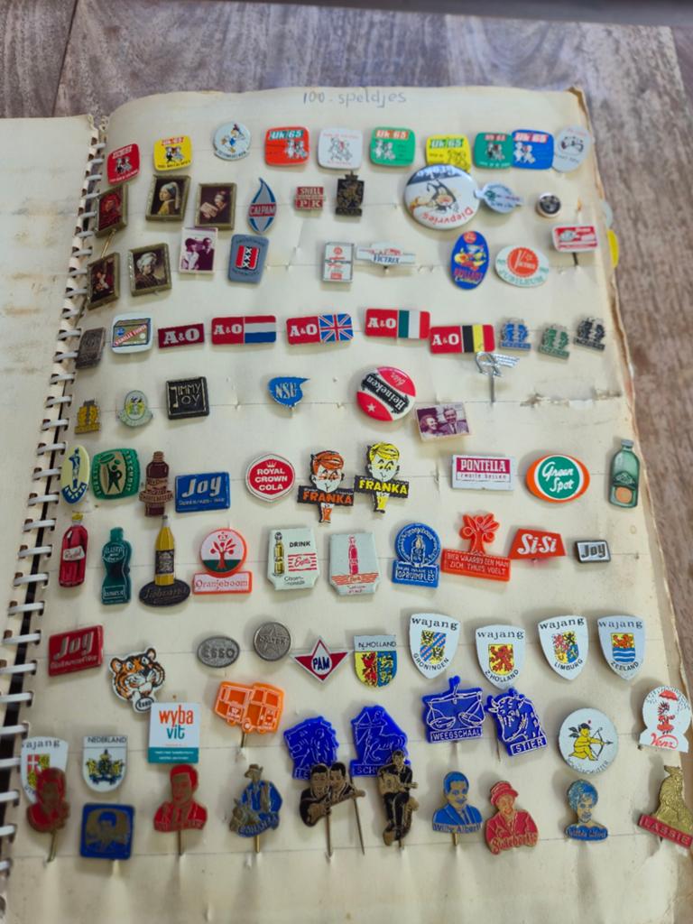 Speldjes album, Verzamelen, Speldjes, Pins en Buttons, Ophalen of Verzenden, Gebruikt, Overige onderwerpen