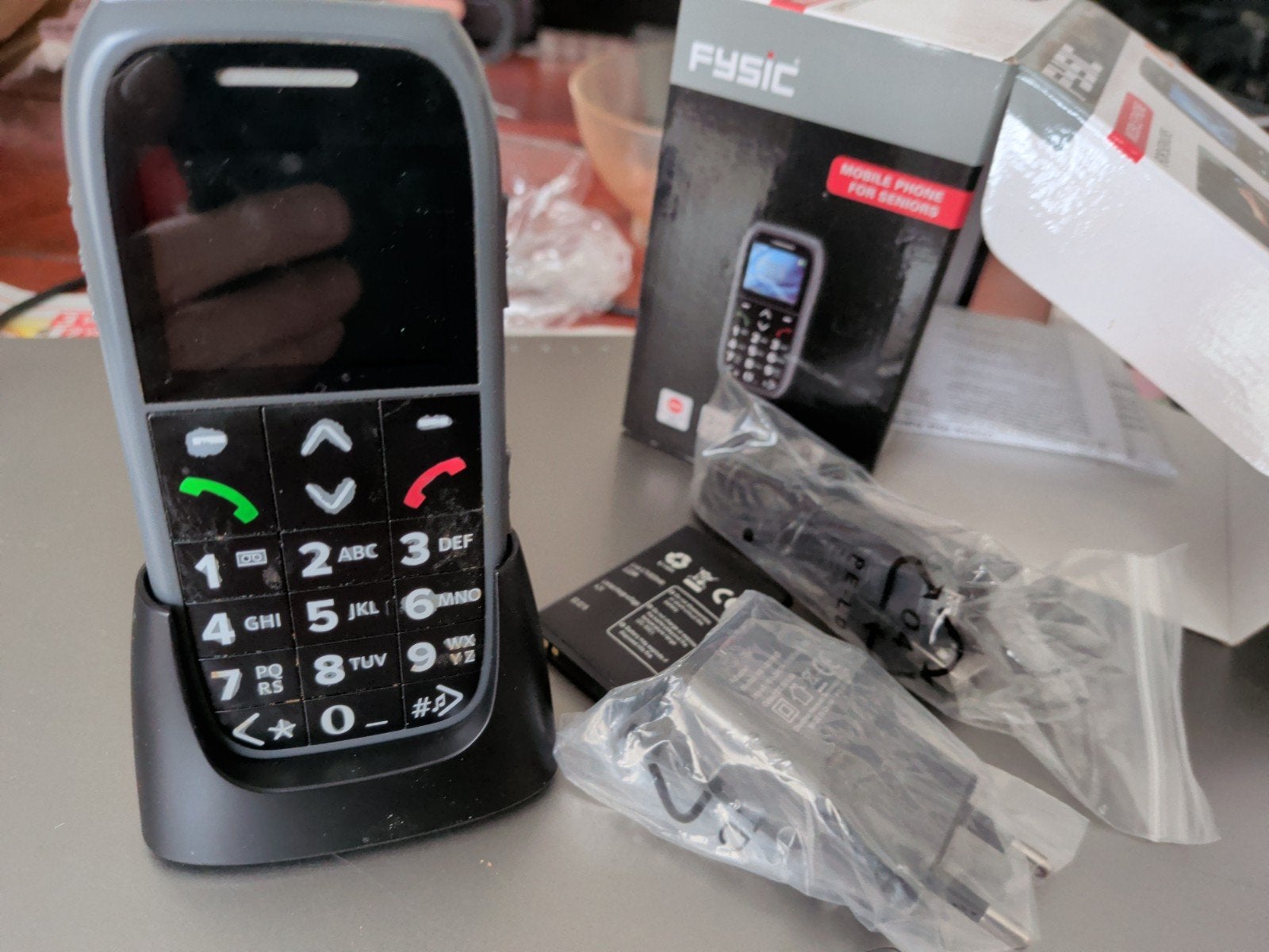 Fysic seniorentelefoon met oplaadstation, Telecommunicatie, Ophalen of Verzenden, Klassiek of Candybar, Zonder simlock, Zonder abonnement