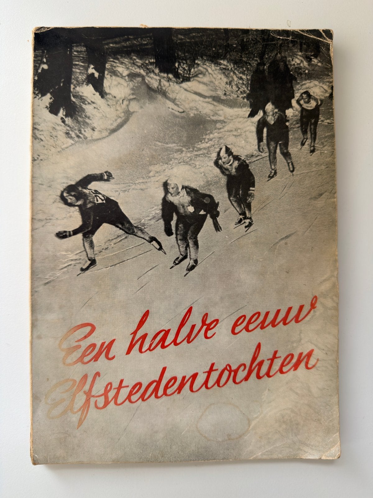 Een halve eeuw Elfstedentochten - Gedenkboek 1959, Boeken, Ophalen of Verzenden, Gelezen, Wintersport