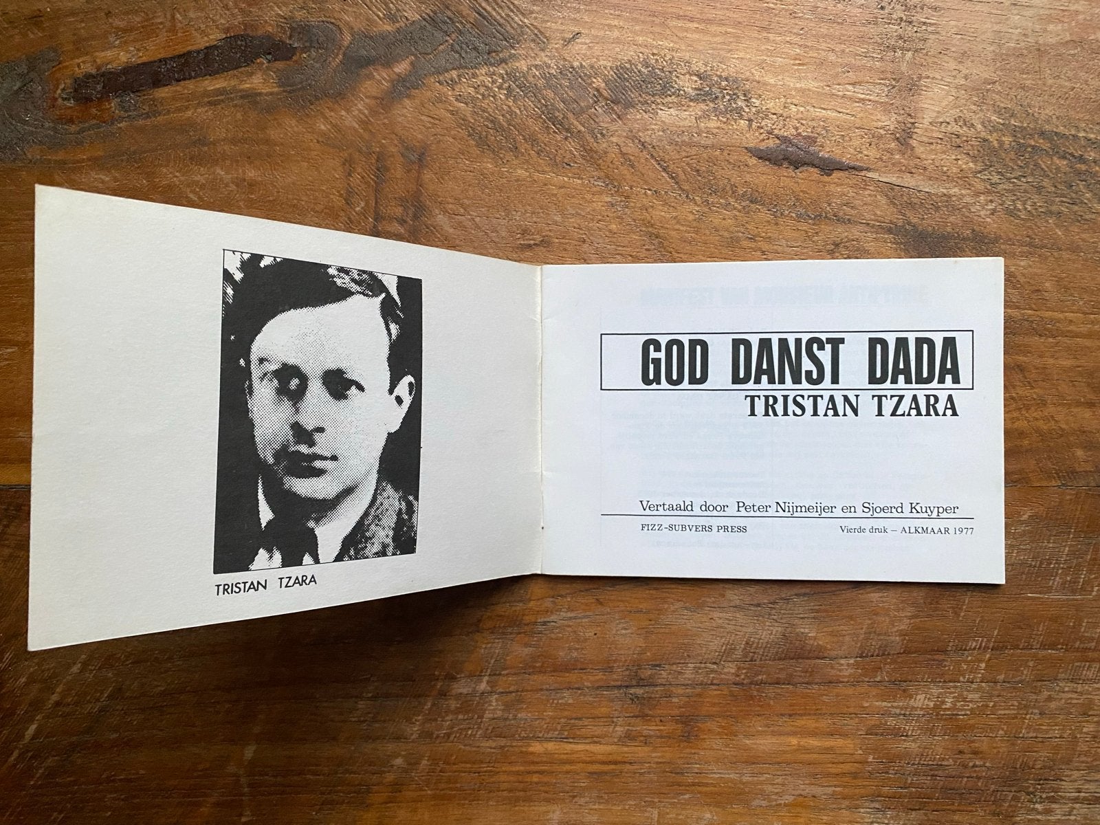 God Danst Dada - Tristan Tzara (1977), Boeken, Ophalen of Verzenden, Gelezen, Nederland