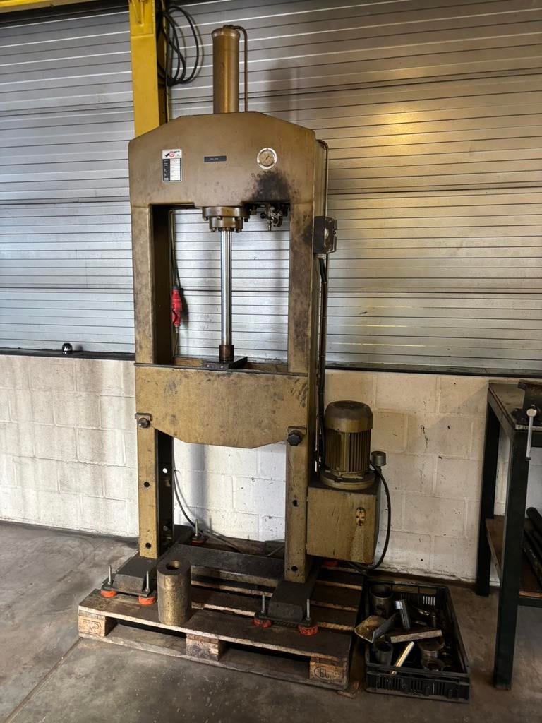 Zware hydraulische pers 380volt, Ophalen